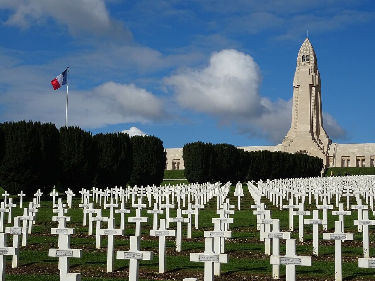 Beinhaus_von_Douaumont_-_Ossuaire_de_Douaumont